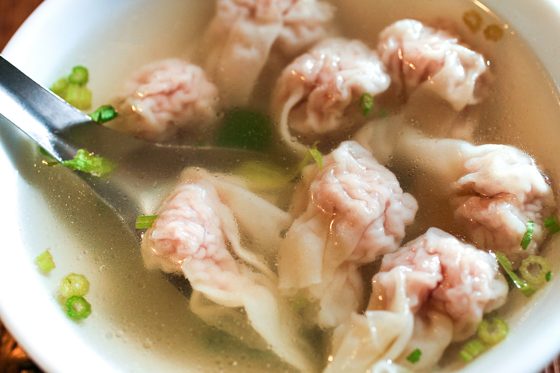 W Chinach wrzucają je do zupy zamiast makaronu. Cieniutkie ciasto i dobrze doprawiony farsz