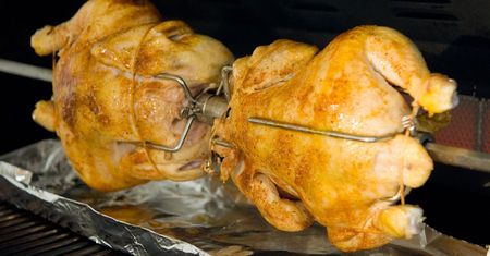 Skóra z kurczaka pieczona na rożnie