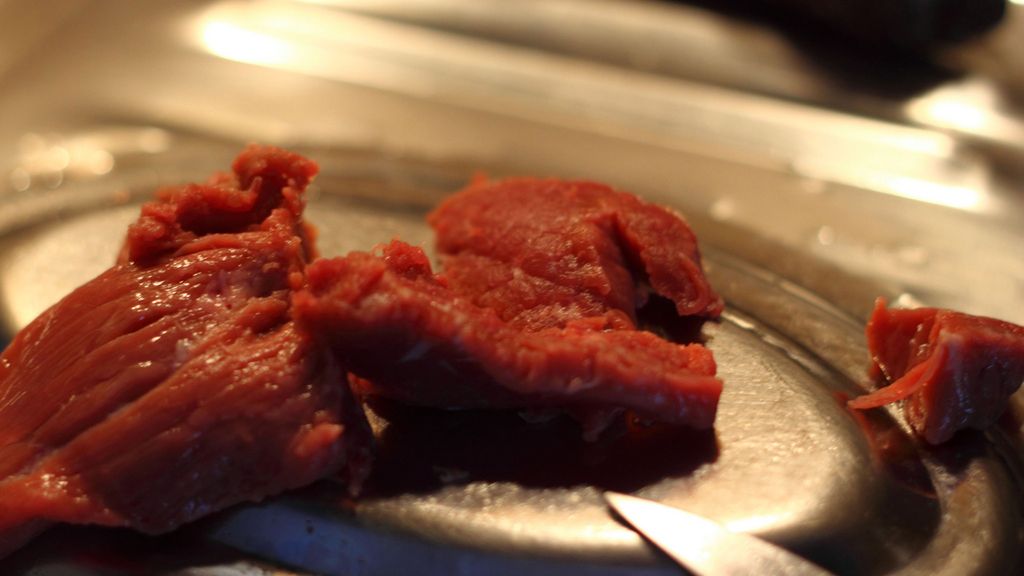 Surowa łopatka z wołowiny nowozelandzkiej (mięso i tłuszcz)