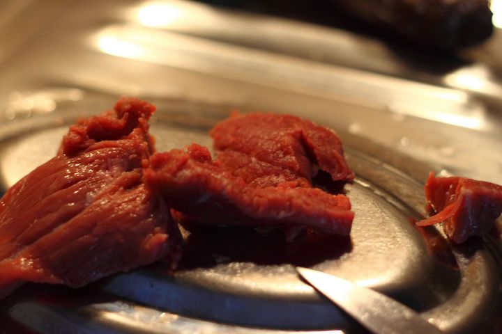 Surowa łopatka z wołowiny nowozelandzkiej (mięso i tłuszcz)