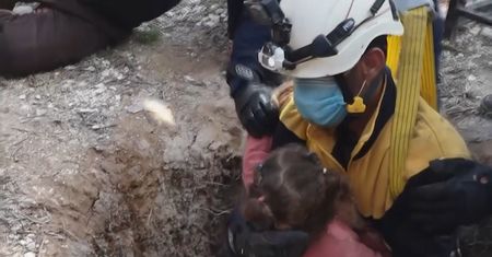 Dziewczynka wpadła do studni. Nagranie z akcji ratowniczej w Aleppo