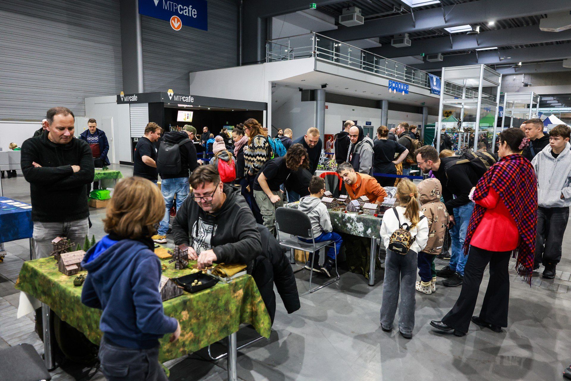 Podczas Targów Hobby 2025 fani gier bitewnych mieli niepowtarzalną okazję zobaczyć Warhammer 40.000: Apokalipsa - epickie starcie w jednej z najbardziej znanych gier figurkowych na świecie.