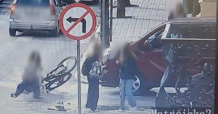 Wiozła na kierownicy roweru koleżankę. Gdy zjechały z chodnika, wpadły wprost pod jadący samochód
