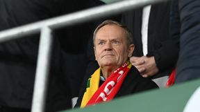 Zdjęcie szybko obiegło sieć. Oto z kim sfotografował się Tusk na meczu