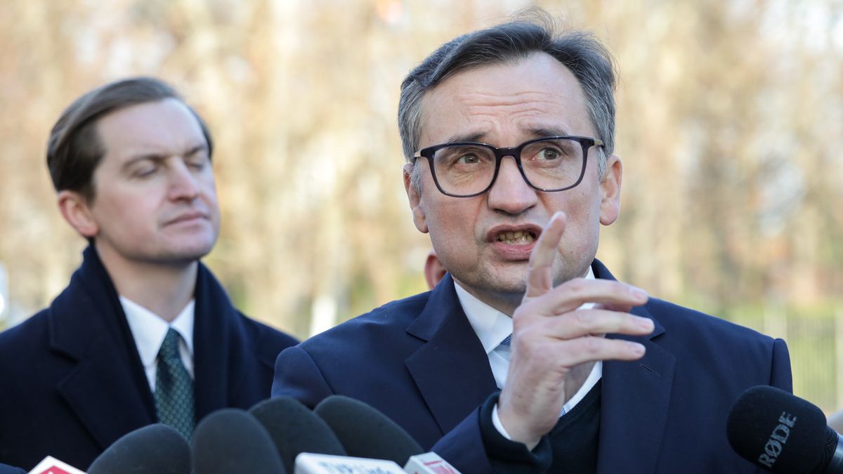 Warszawa, 02.12.2024. Były minister sprawiedliwości Zbigniew Ziobro (P) i polityk Suwerennej Polski Sebastian Kaleta (L) podczas konferencji prasowej przed siedzibą Kancelarii Prezesa Rady Ministrów w Warszawie, 2 bm. (mr) PAP/Tomasz Gzell