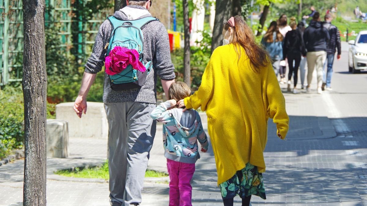 Warszawa Marek Bazak
PHOTO: ZOFIA I MAREK BAZAK / EAST NEWS   Warszawa N/Z Rodzinny spacer w majowy sloneczny weekend
ZOFIA BAZAK