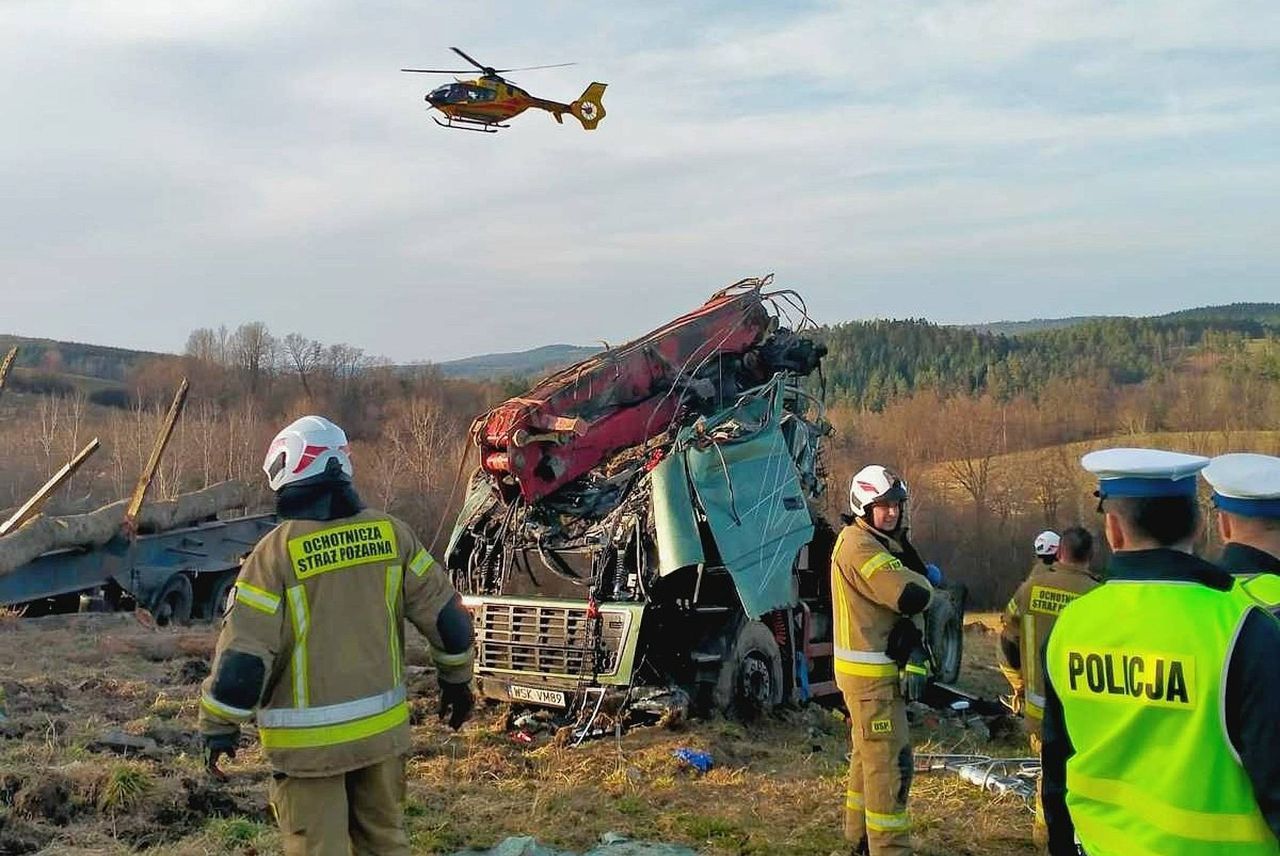 Ciężarówka spadła ze skarpy w Leszczawie Dolnej