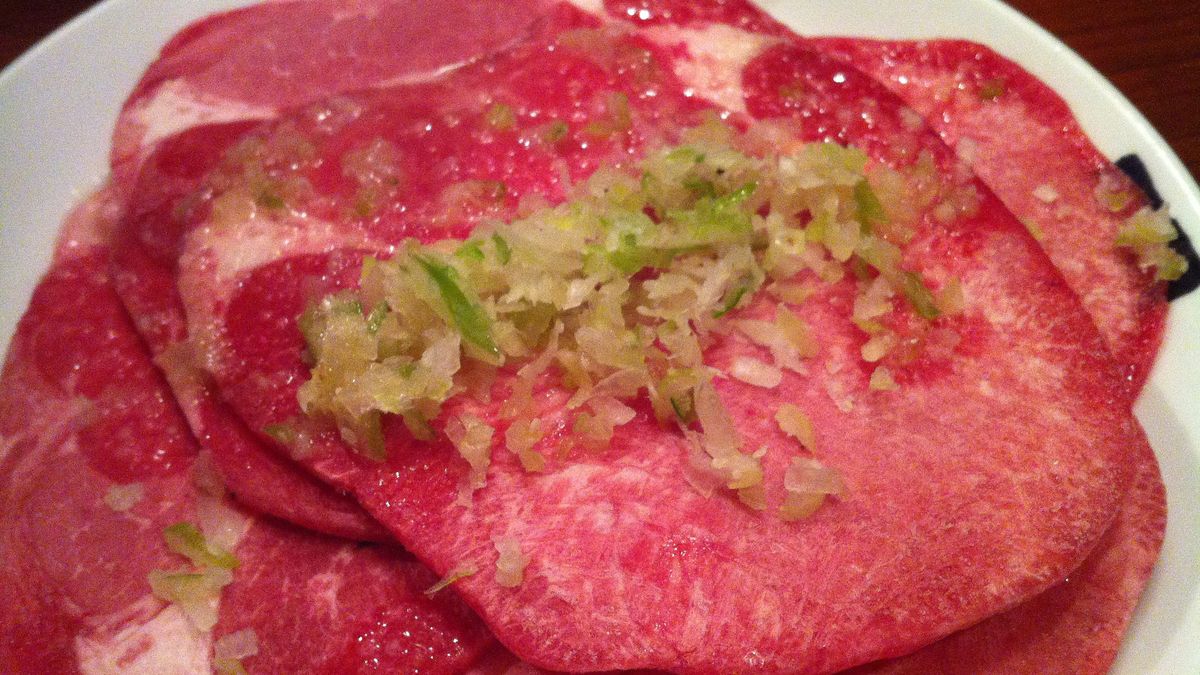 Surowy ozór z wołowiny nowozelandzkiej