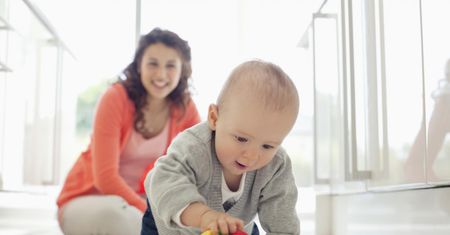 Raczkowanie - kiedy niemowlę rozpoczyna swoje pierwsze wędrówki?