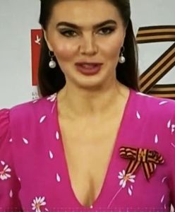 Kochanka Putina stanęła przed kamerami. Różowa sukienka, a przy niej symbol inwazji