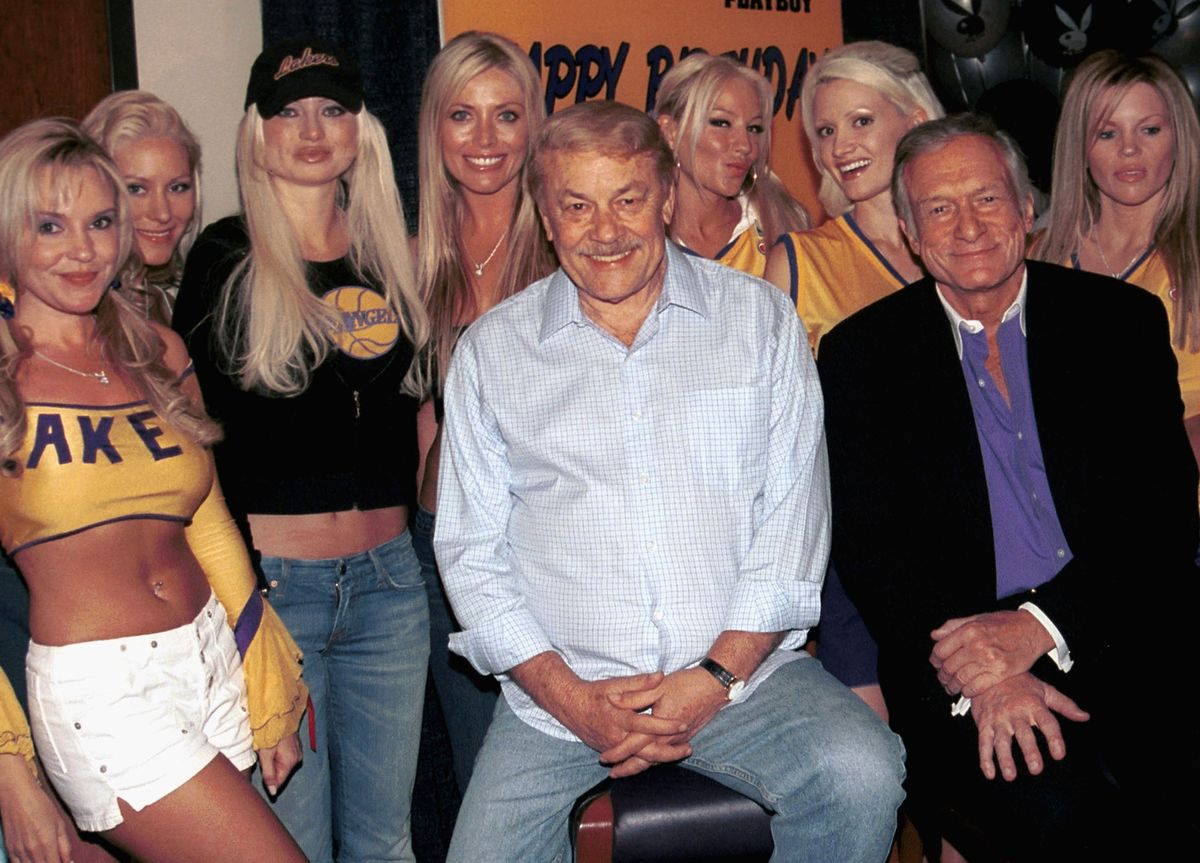 Jerry Buss, właściciel Los Angeles Lakers, Hugh Hefner i króliczki "Playboya" w 2003 r. 