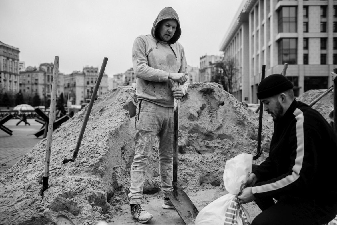 Barykady powstają w wielu miejscach w mieście