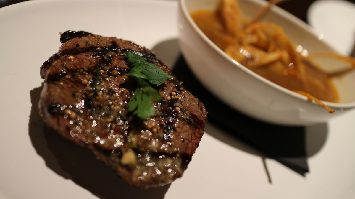 Grillowany rostbef wołowy bez kości (mięso i tłuszcz)