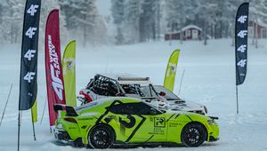 Zimowy drifting w Laponii i pokaz w igloo. Gwiazdy ścigały się na zamarzniętym jeziorze