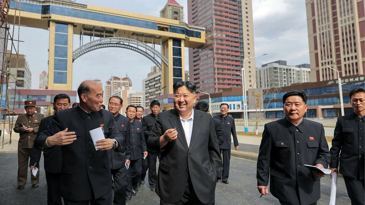 Temporary
This picture taken on March 15, 2025 and released from North Korea's official Korean Central News Agency (KCNA) via KNS on March 16, 2025 shows North Korean leader Kim Jong Un (C) inspecting the construction site of 10,000 flats at the third stage in the Hwasong area in Pyongyang. (Photo by KCNA VIA KNS / AFP) / South Korea OUT / ---EDITORS NOTE--- RESTRICTED TO EDITORIAL USE - MANDATORY CREDIT "AFP PHOTO/KCNA VIA KNS" - NO MARKETING NO ADVERTISING CAMPAIGNS - DISTRIBUTED AS A SERVICE TO CLIENTS / THIS PICTURE WAS MADE AVAILABLE BY A THIRD PARTY. AFP CAN NOT INDEPENDENTLY VERIFY THE AUTHENTICITY, LOCATION, DATE AND CONTENT OF THIS IMAGE --- /
STR