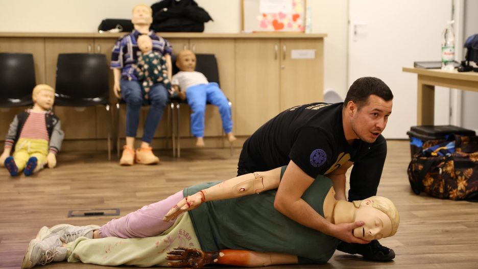 Ratownik Passio Poland pokazał mieszkańcom Pułtuska, jak prawidłowo prowadzić RKO na fantomie