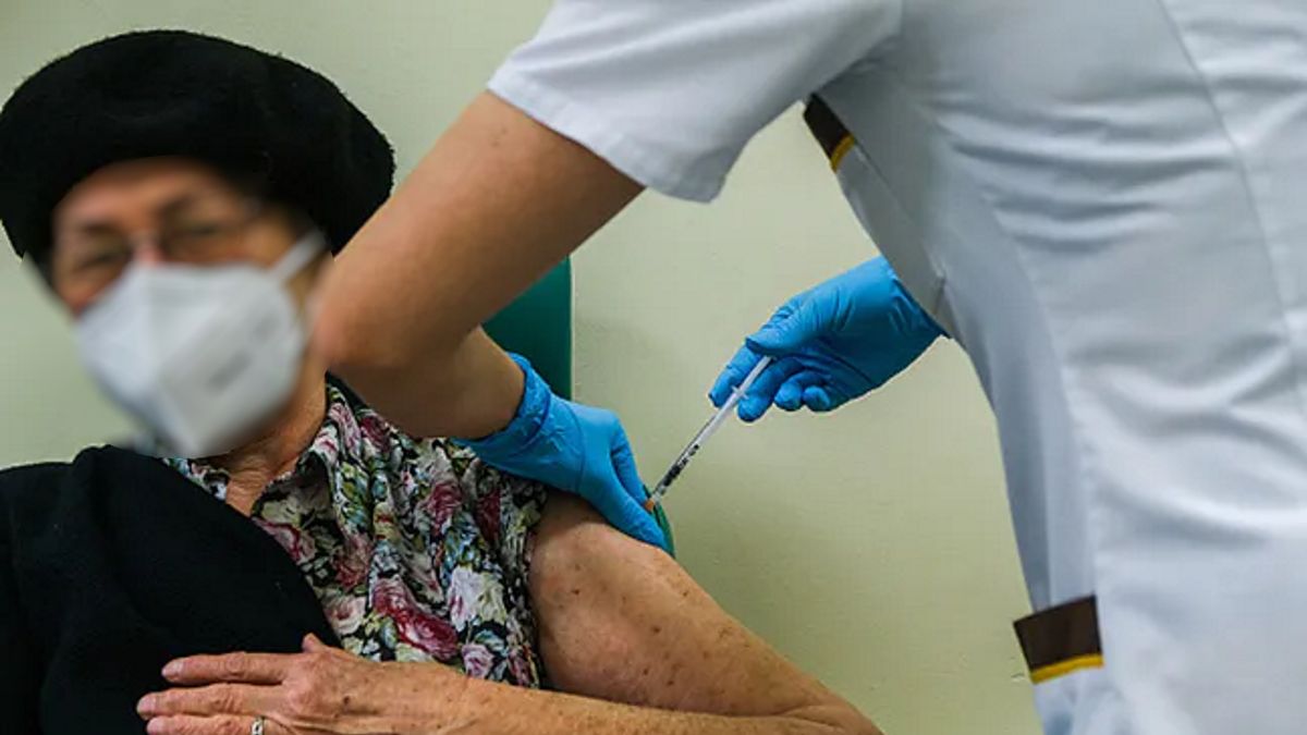 starsza kobieta szczepiona