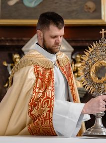 Ksiądz pogryzł parafiankę. Jak lew bronił hostii