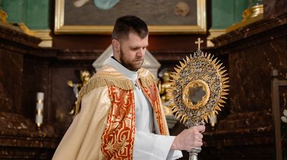 Ksiądz pogryzł parafiankę. Jak lew bronił hostii