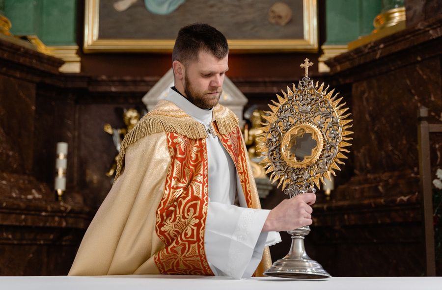 Ksiądz pogryzł parafiankę. Jak lew bronił hostii