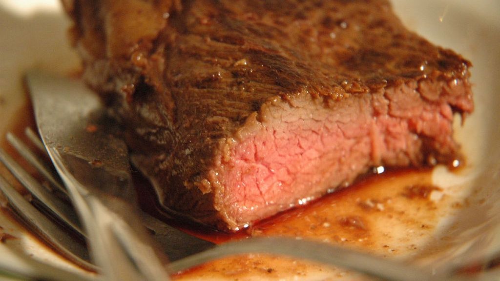 Grillowany rostbef wołowy bez kości (mięso i tłuszcz, III klasa mięsa)