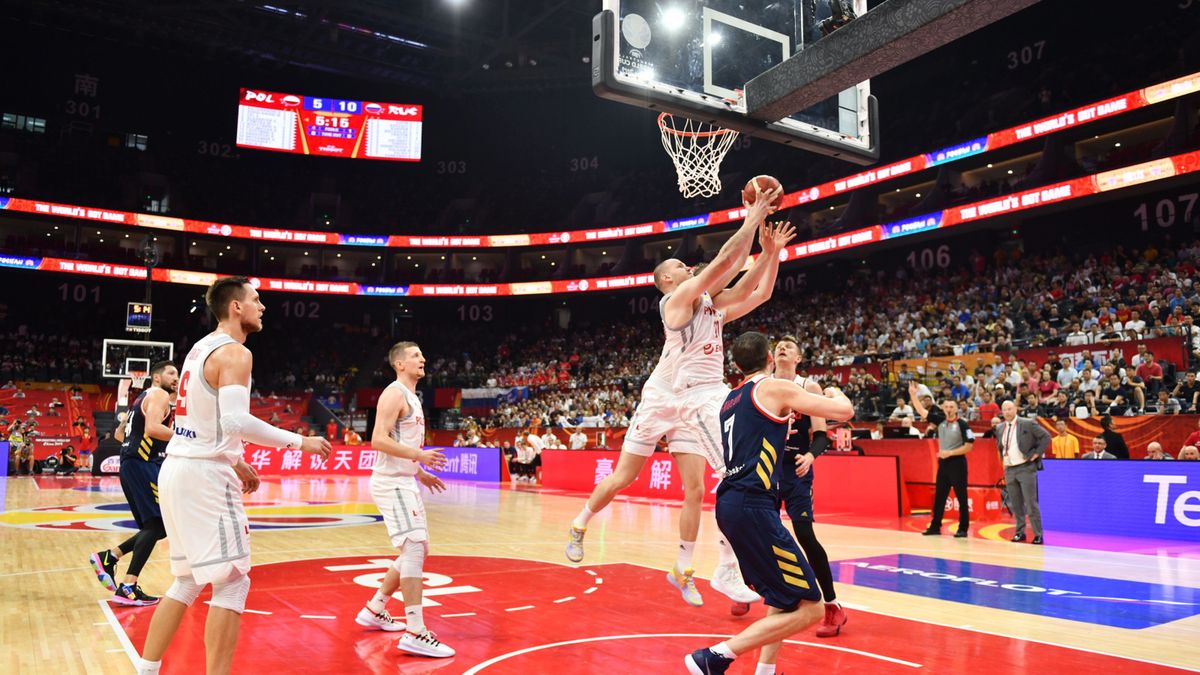 PAP/EPA / Na zdjęciu: akcja Polaków w meczu z Rosją
