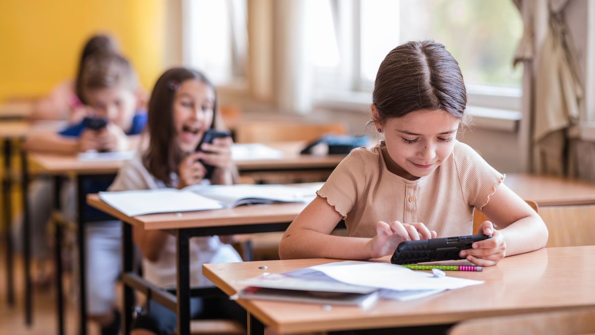 Smartfony w szkołach i przedszkolach. MEN zapowiada kroki