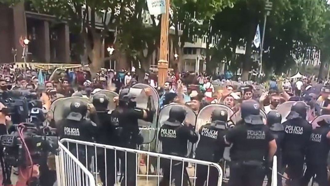 Zamieszki pod pałacem Casa Rosada w Buenos Aires