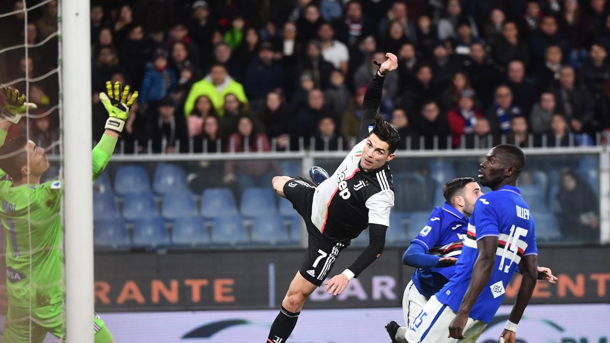 PAP/EPA / Na zdjęciu: Cristiano Ronaldo strzela gola Sampdorii