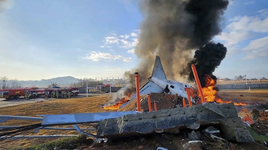 Katastrofa lotnicza w Korei P?d.
In this photo provided by South Korea's Muan Fire Station, a passenger plane is in flames at the Muan International Airport in Muan, South Korea, Sunday, Dec. 29, 2024. (South Korea's Muan Fire Station via AP)
