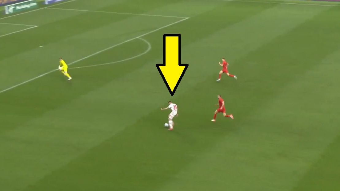 Twitter / Screen / Eleven Sports / Na zdjęciu: Benjamin Sesko oddał bardzo sprytny strzał w meczu z Bayernem