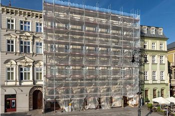 Odkrycie w Krakowie. Znaleźli je w ścianach kamienicy. Mają ponad 100 lat