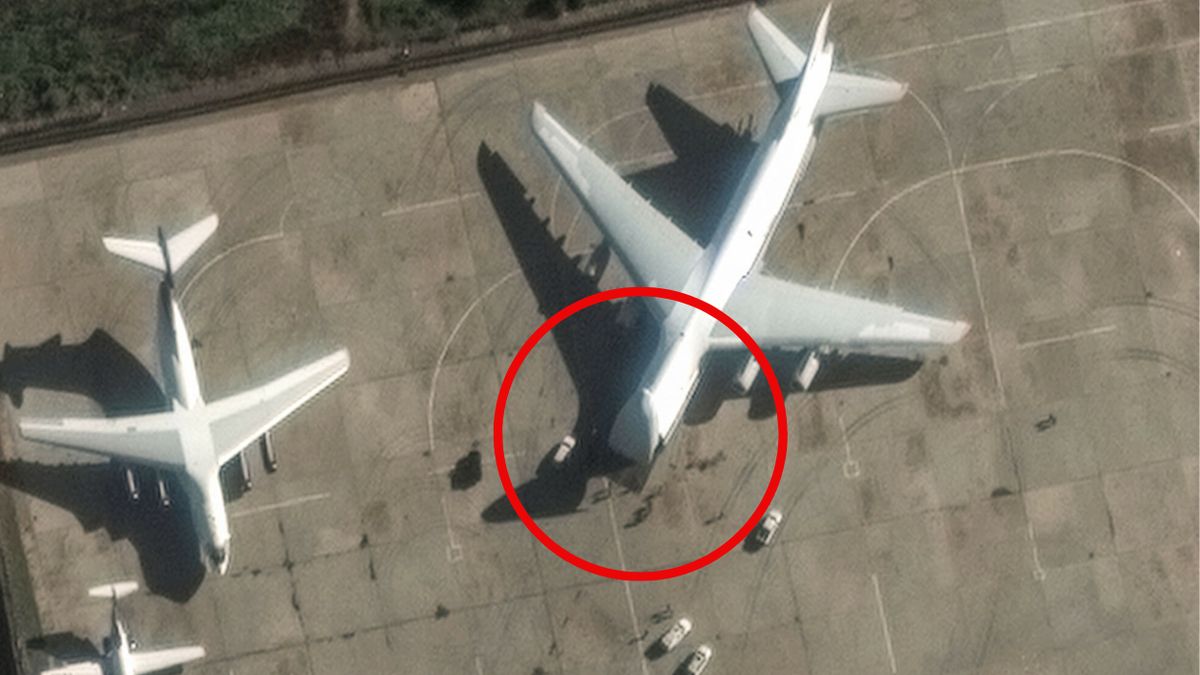 Samolot transportowy An-124 przygotowany do załadunku
