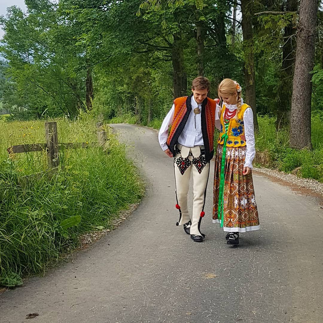 Ewa Bilan-Stoch z Kamilem Stochem w tradycyjnych strojach góralskich na wiejskim weselu