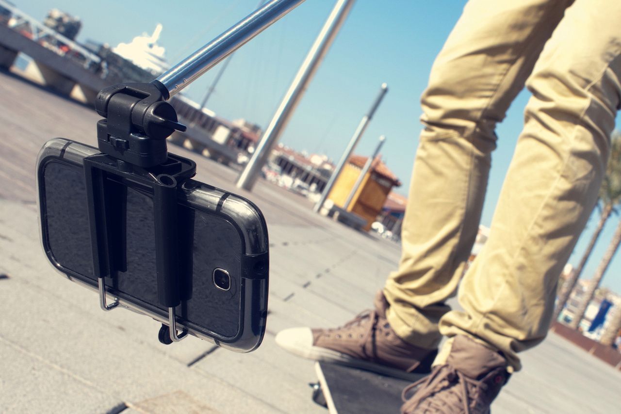 Uprasza się o kulturalne zachowanie: nie robimy selfie „z kijka” w muzeum