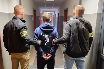 Próbowali ukraść alkohol. Zaatakowali ochroniarkę. Teraz opuszczą Polskę.