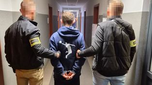 Próbowali ukraść alkohol. Zaatakowali ochroniarkę. Teraz opuszczą Polskę.