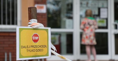 Koronawirus w Polsce. Nowa strategia. Ekspert komentuje powrót dzieci do szkół