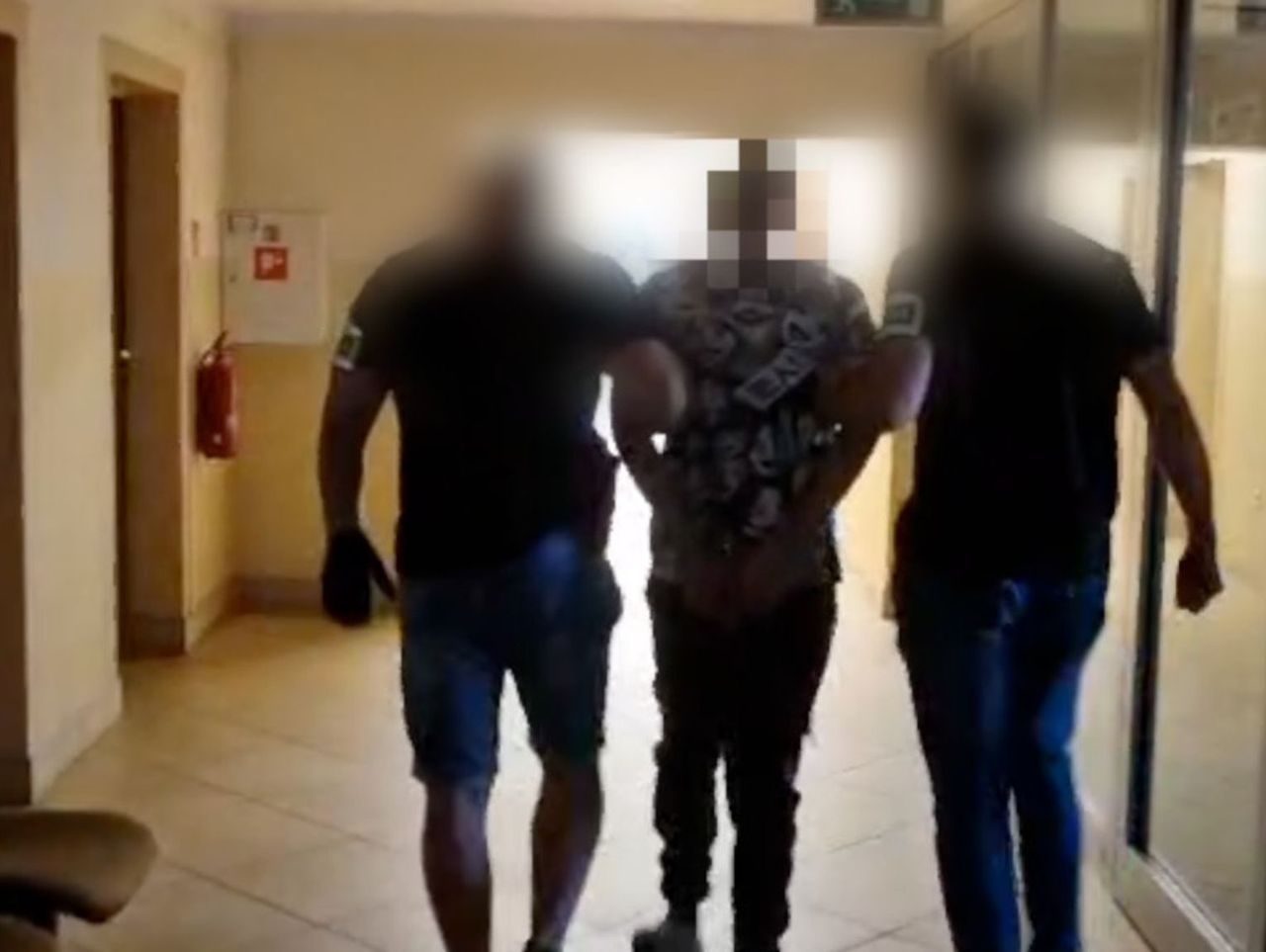 33-latek miał w domu mały magazyn narkotyków i broń. Został zatrzymany