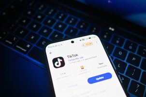 Raport NASK: TikTok manipuluje algorytmami we współpracy z Pekinem