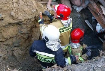 Limanowa: 33-latek przysypany w wykopie. Strażacy uratowali życie mężczyźnie