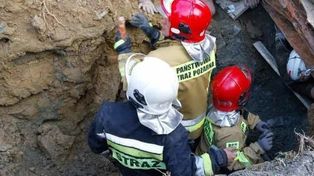 Limanowa: 33-latek przysypany w wykopie. Strażacy uratowali życie mężczyźnie