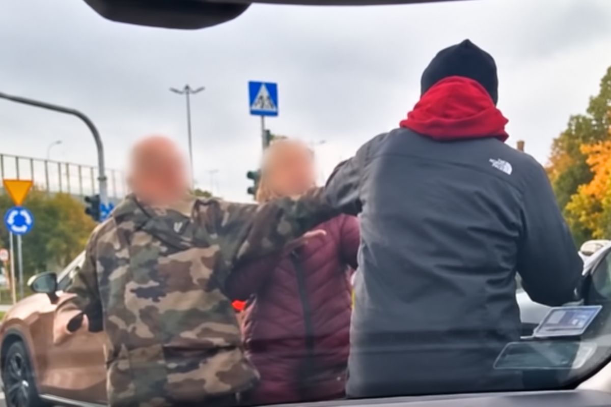 Rzucił się na kobietę. Agresor z Porsche poszukiwany. Ruch prokuratury