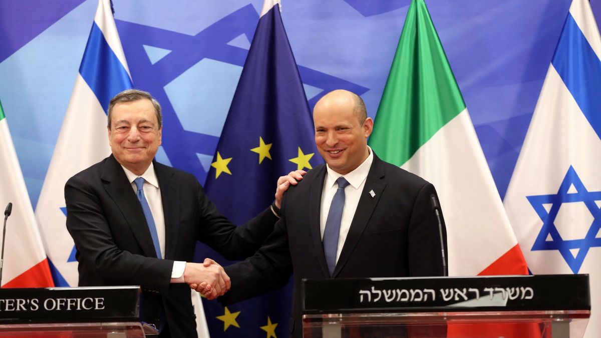 Szef włoskiego rządu Mario Draghi z premierem Izraela Naftalim Benettem. 