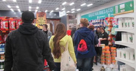 Pracownicy handlu jadą na oparach. Ważny apel do Polaków