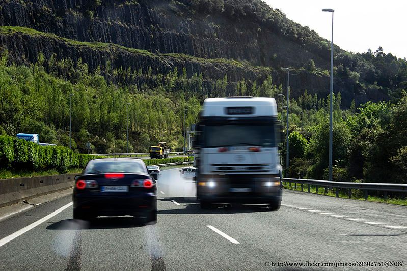 Ciężarówką pod prąd na autostradzie. Przejechał tak 13 km, zanim zatrzymała go włoska policja