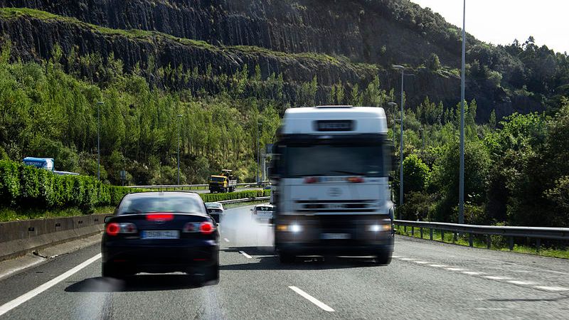 Ciężarówka jadąca pod prąd to widok, który może zmrozić krew w żyłach (zdjęcie poglądowe)