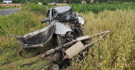 Fiat zmiażdżony po zderzeniu z samochodem ciężarowym. Nie żyje 28-letnia kobieta