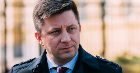 Szczepionka na covid. Dworczyk: między 8 a 12 w niedzielę trafi do szpitali