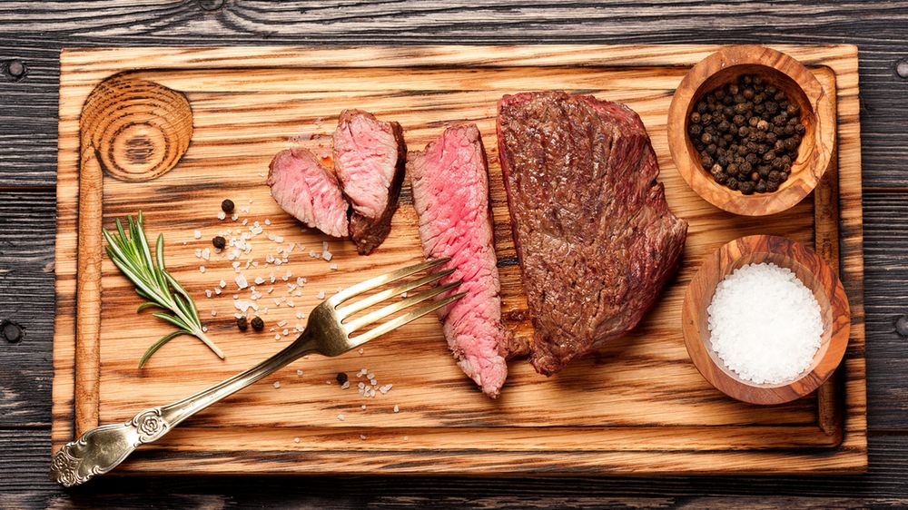 Opiekana polędwica wołowa (steki, mięso i tłuszcz)